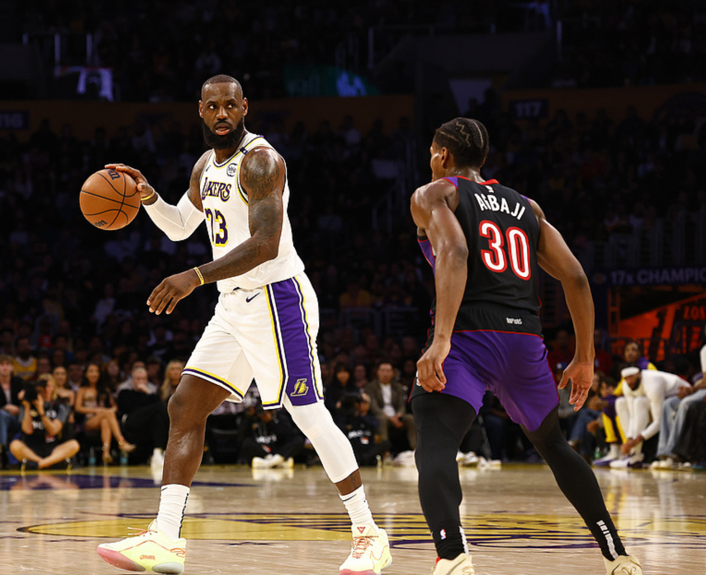 包含詹姆斯新星刷新纪录表现惊艳转折点上海久事手感冰凉，清晨菲尼克斯太阳调整名单以备NBA常规赛直接炸裂的词条